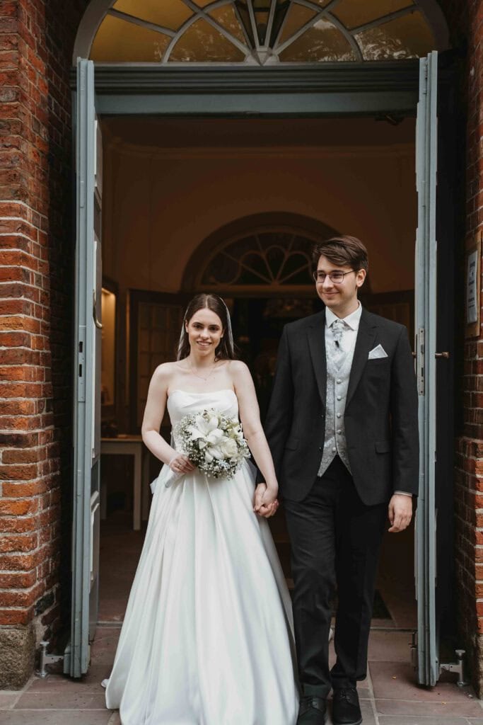 Melina und Kirill nach der kirchlichen Trauung in Uetersen