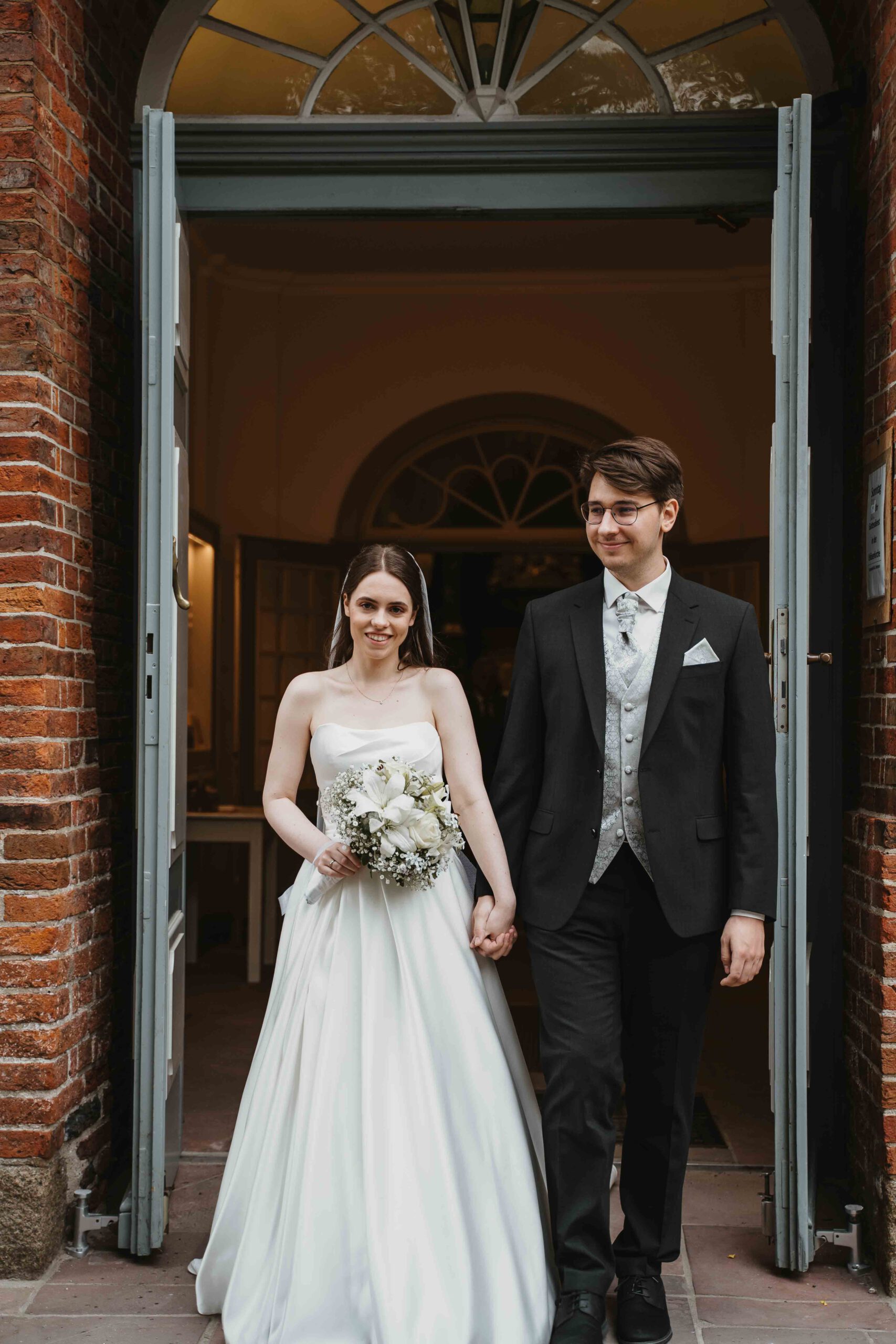 Melina und Kirill nach der kirchlichen Trauung in Uetersen