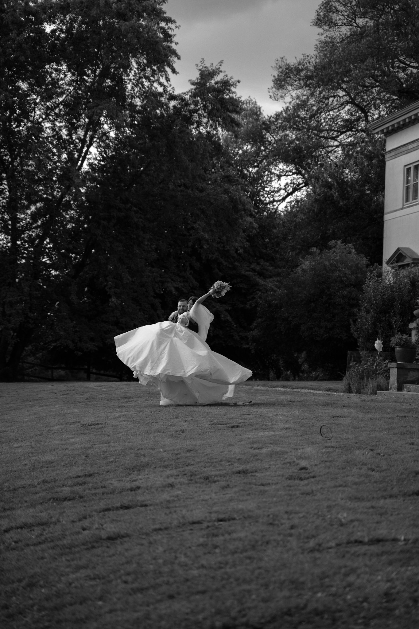 Bräutigam mit Braut posieren vor einem Schloss