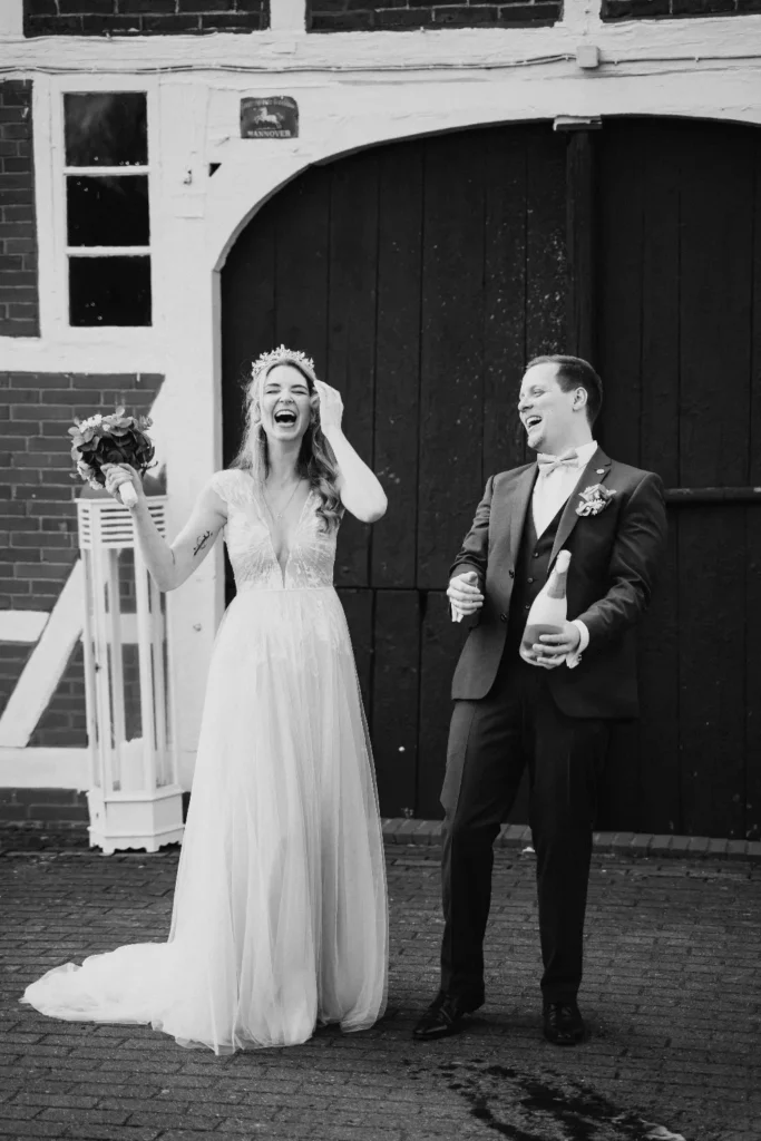 uszug des Brautpaares in Schwarz-Weiß nach kirchlicher Trauung im Landhaus Westerhof, festgehalten vom Hochzeitsfotografen nahe Hamburg