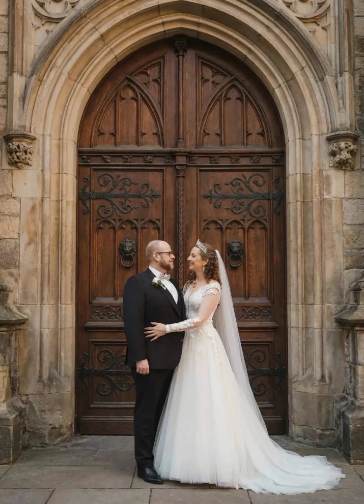 Klassisches Brautpaar-Shooting im Mozartsaal Hamburg – Elegante Hochzeitsfotos vor den historischen Holztüren, festgehalten von eurem Hochzeitsfotografen